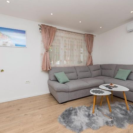 מאקרסקה Apartment Strawberry מראה חיצוני תמונה